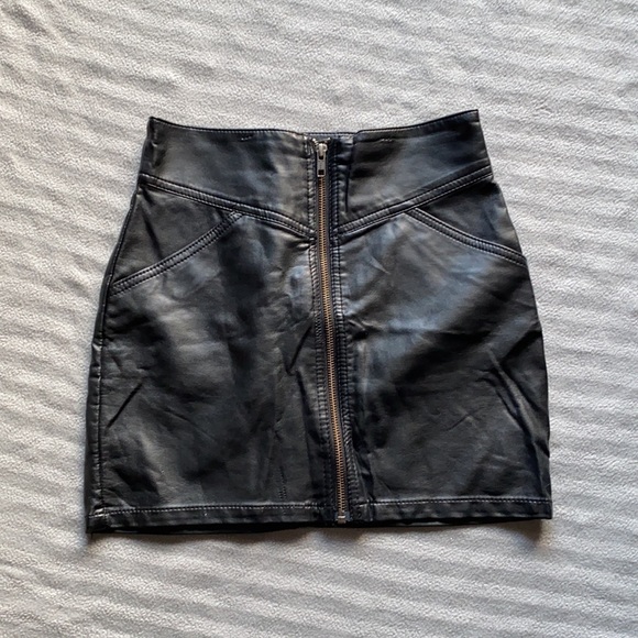 H&M vegan leather skirt - Picture 5 of 5